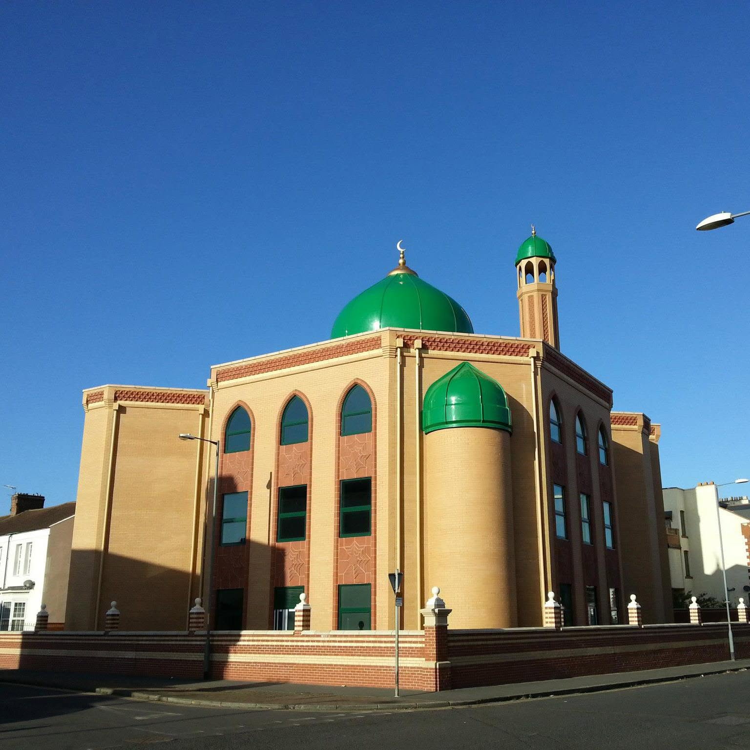 Farooq E Azam Mosque, with its green dome and minaret, on Bowesfield Lane